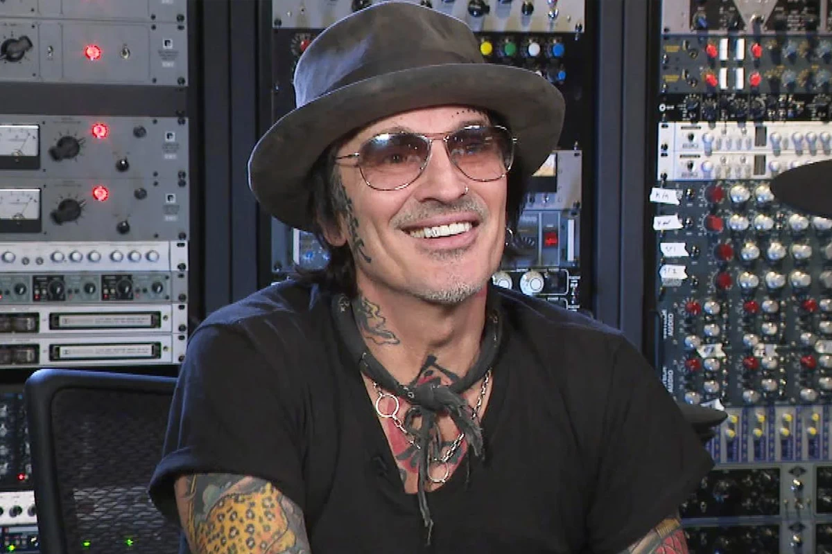 Tommy Lee Complains About Taxes By Writing A Joke On Twitter - Rock  Celebrities