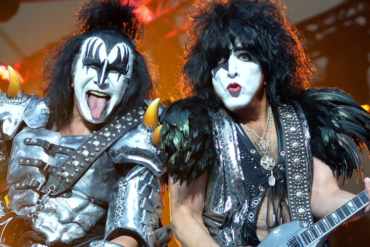 Paul Stanley And Gene Simmons' Bromance Photo Made KISS Fans Emotional ...