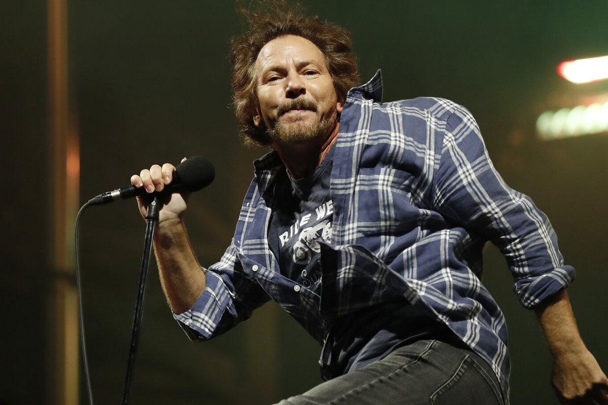 Eddie Vedder Dismisses A Fan From Pearl Jam Show