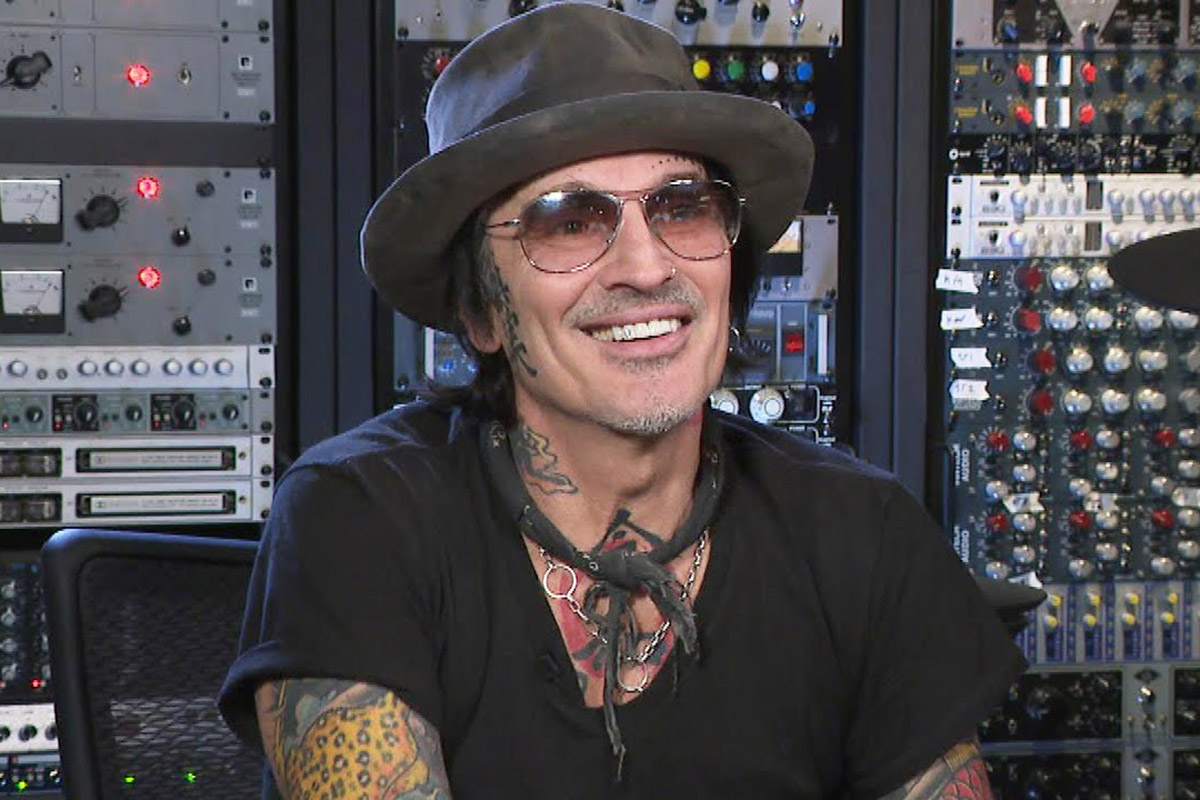Tommy Lee Rocks With The Local Band He Discovered By Chance - Rock  Celebrities