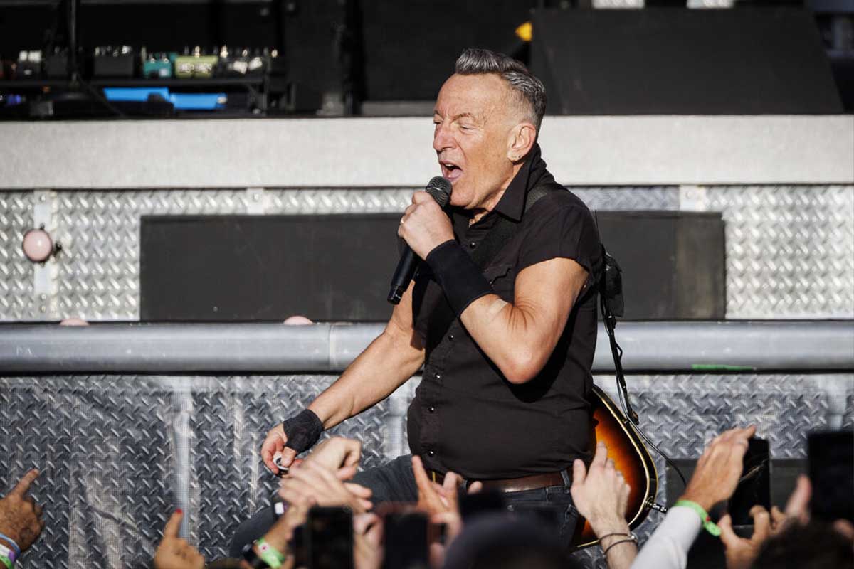 Bruce Springsteen Scares Fans With Stage Fall