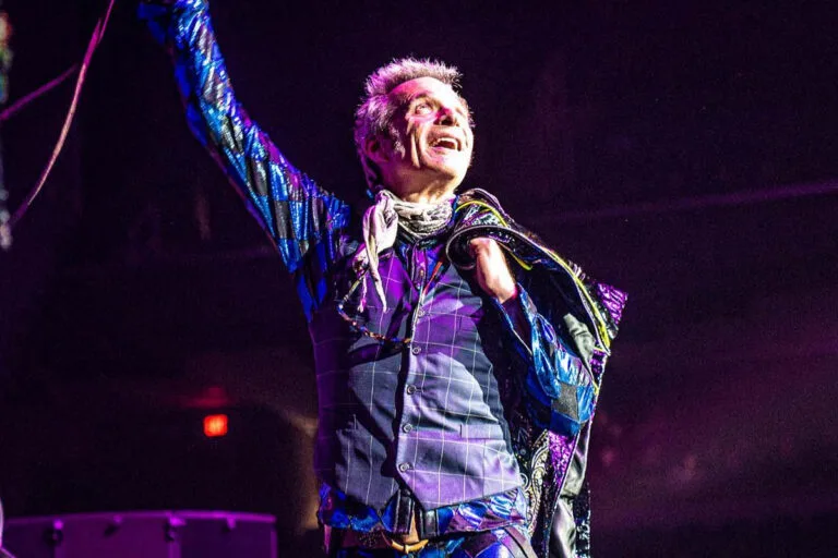 Van Halen Fans Should Be Glad David Lee Roth is Still Performing ...